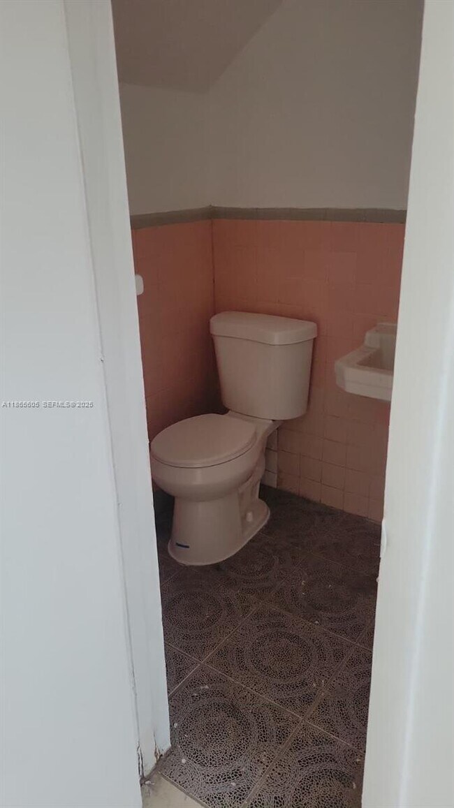 Building Photo - 1406 NW 2nd Ave