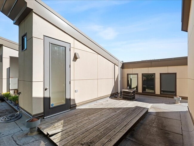 Building Photo - 945 N Howe-H