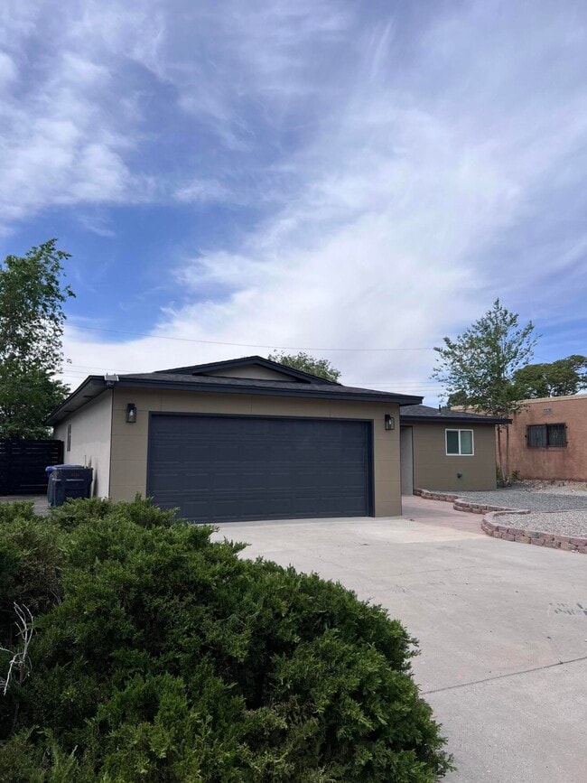 Building Photo - 905 La Charles Dr NE