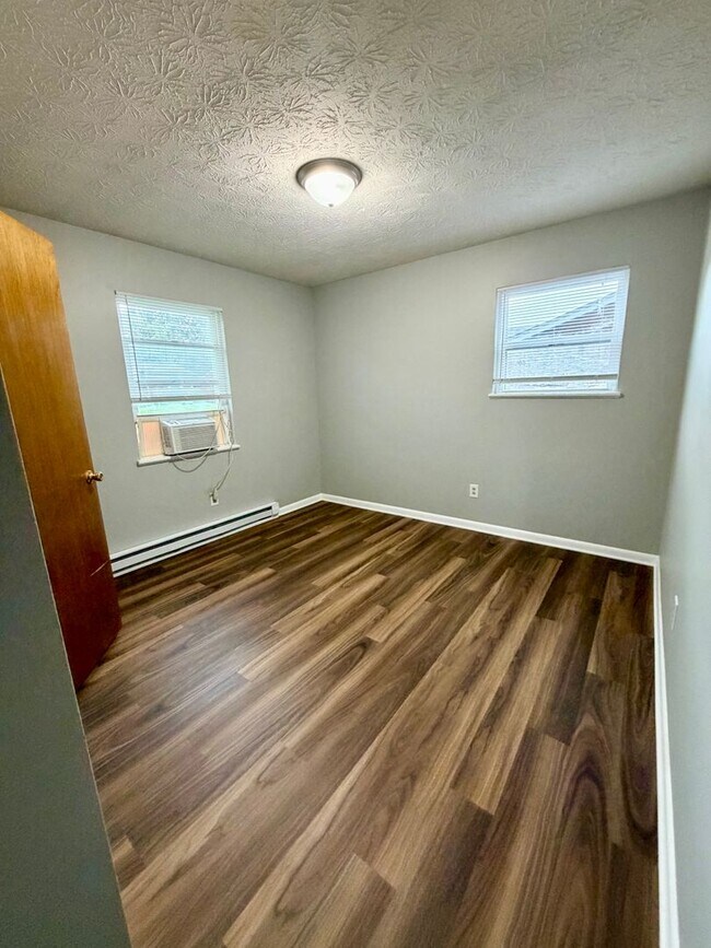 Building Photo - 951 Valley Farm Dr