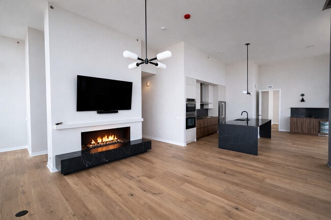 Building Photo - 1114 W Carroll Ave