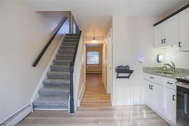 Building Photo - 119 Floral Ave
