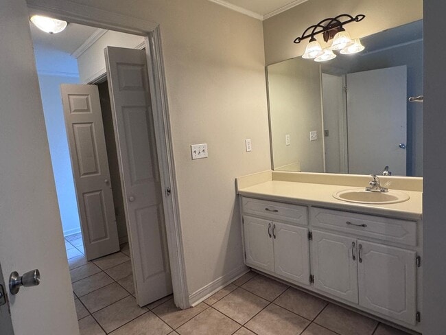 Building Photo - 207 Pinoak Ct