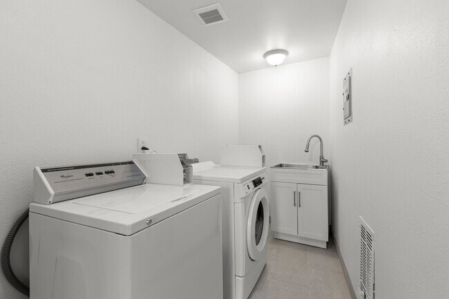 Building Photo - 6780 SW Canyon Terrace
