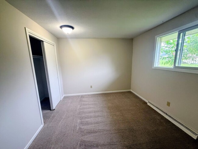 Building Photo - Two bedroom one bathroom apartment for rent