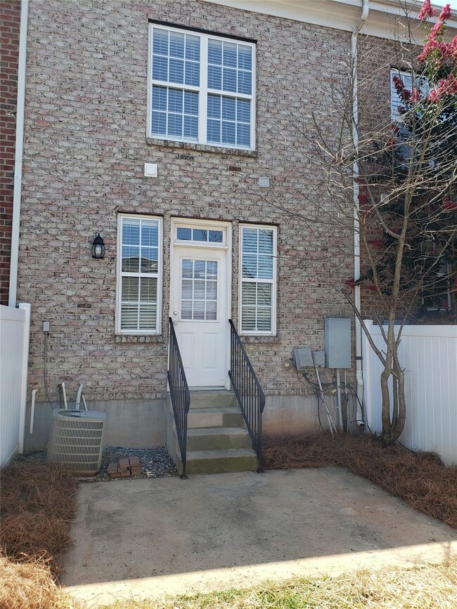 Building Photo - 202 Welton Way