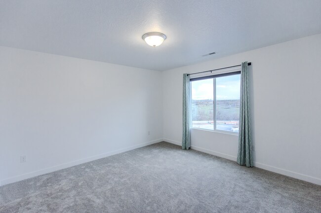Building Photo - 3569 Grassland Dr