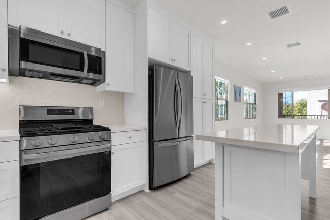 Building Photo - 711 Spring Gdn