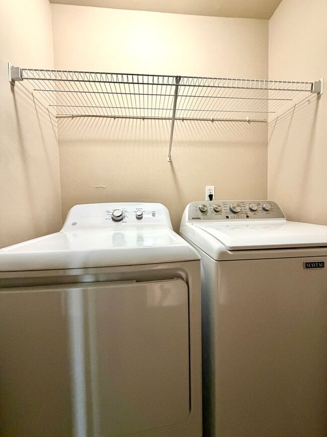 Building Photo - **FREE TWO WEEKS RENT** Sophisticated Beaverton Townhome with Multiple Floor Spacious Layout- Gre...