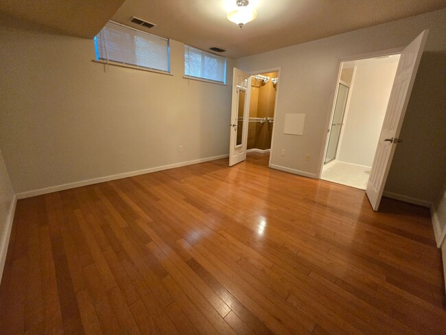 Building Photo - WASHINGTON SQUARE 2 BED 2 BATH BILEVEL APA...