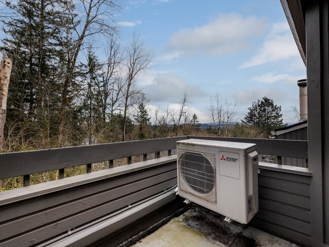 Building Photo - Beautiful 3 bedroom unit near in Lake Oswe...