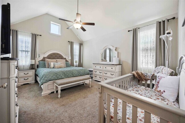 Building Photo - 323 Biltmore Loop