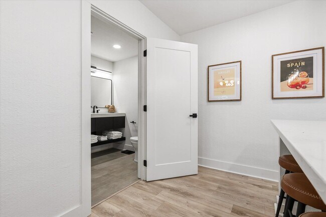 Building Photo - 643 W 8th Ave