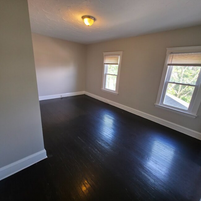 Building Photo - Single Family Home 4 Bedroom and 1 Bath Fo...