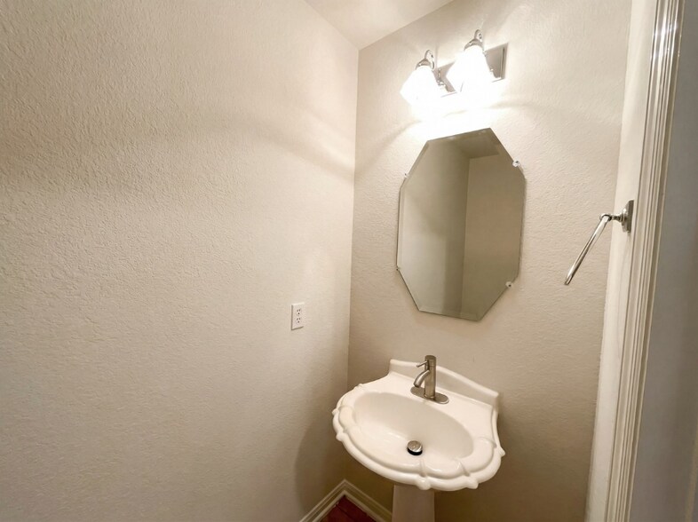 Building Photo - 1910 Tommy Ln