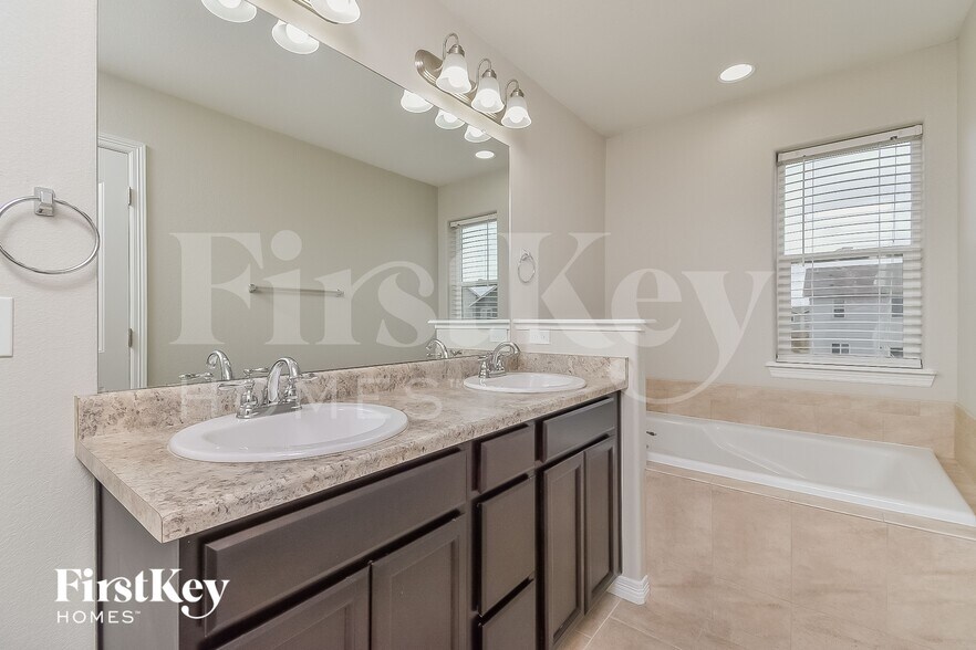 Building Photo - 6173 Popper Dr