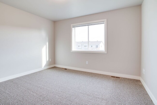 Building Photo - Modern 4-Bedroom Home in Moorhead