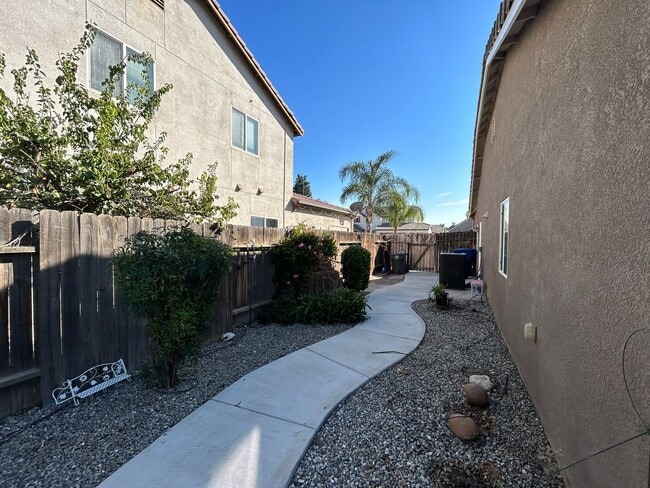 Building Photo - Beautiful 3 Bedroom/2 Bathroom + Office in...