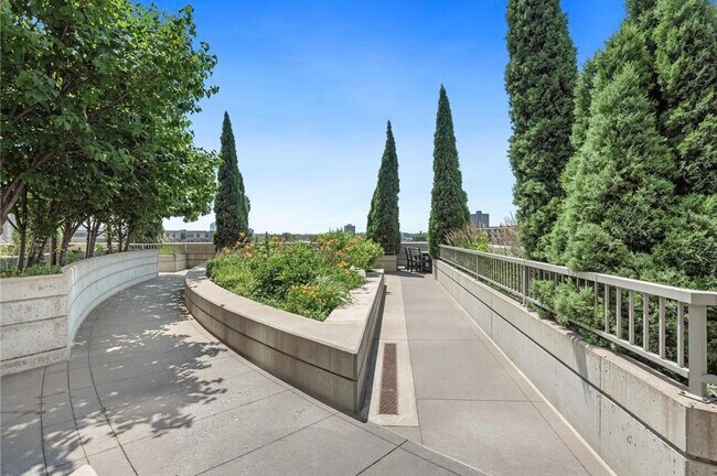 Building Photo - 929 Portland Ave