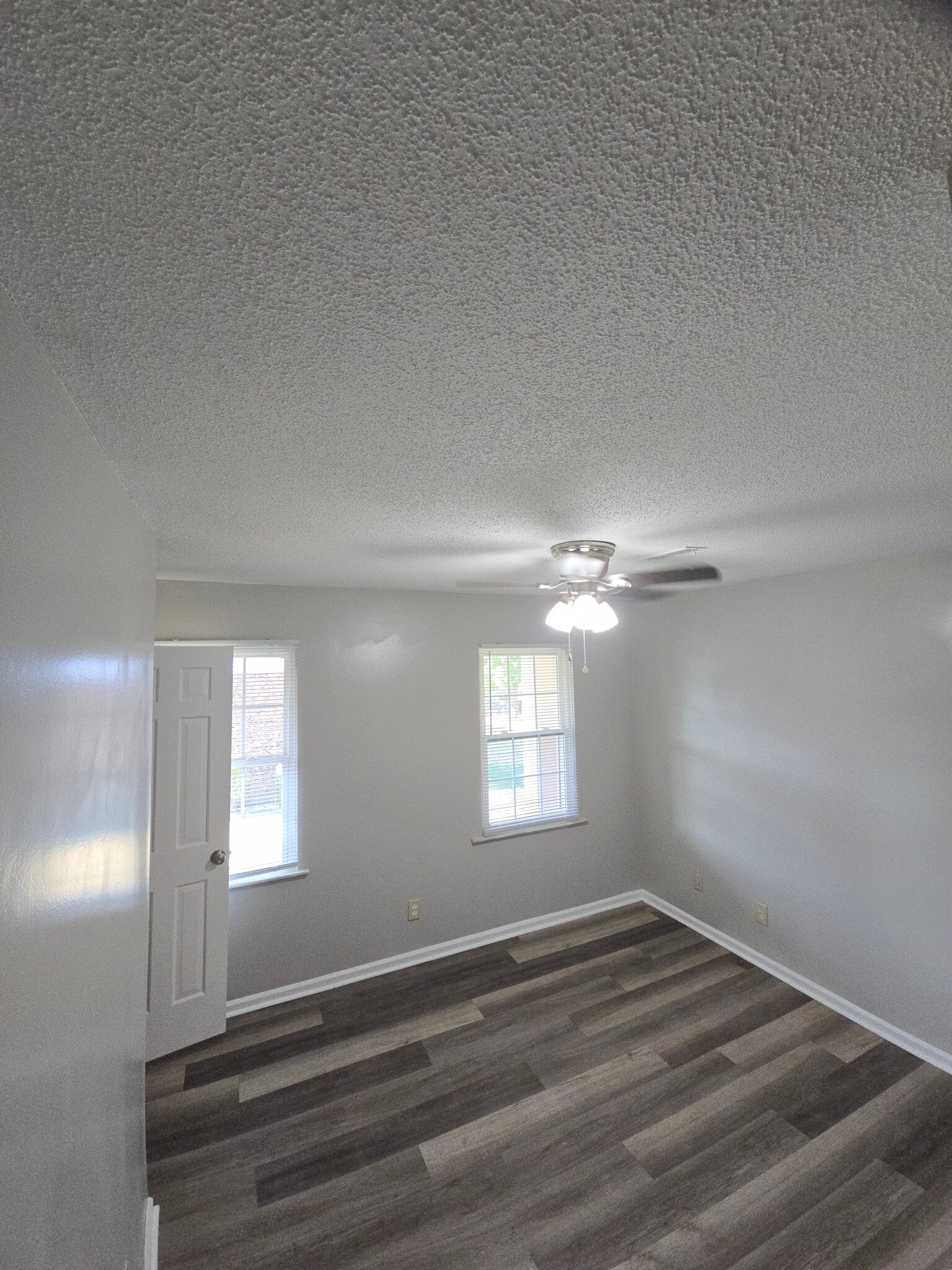 Building Photo - 1307 W Meadowview Rd