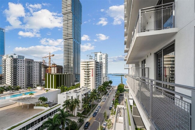 Building Photo - 2150 N Bayshore Dr