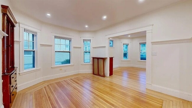 Building Photo - 147 Langdon Ave
