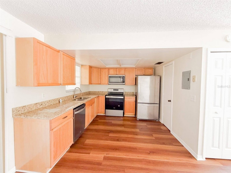 Building Photo - 2017 N Kelley Ave