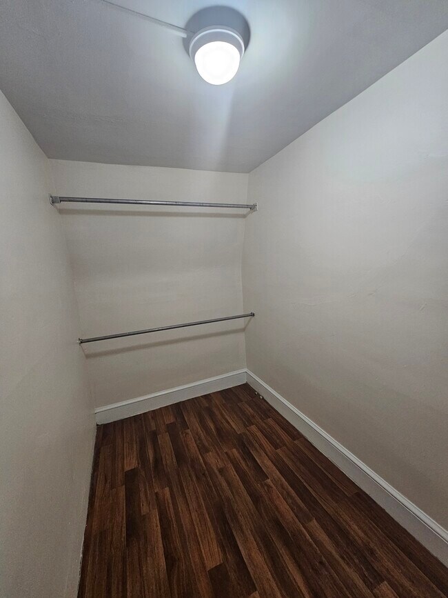 Building Photo - 132 W Douglass St