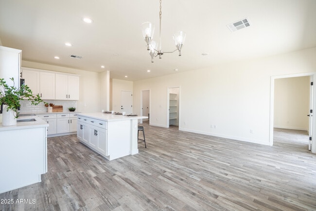 Building Photo - 909 E Desert Ln