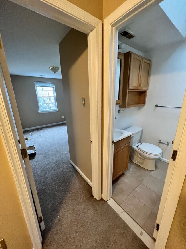 Building Photo - Classic 3 Bedroom with Washer/Dryer | Ches...