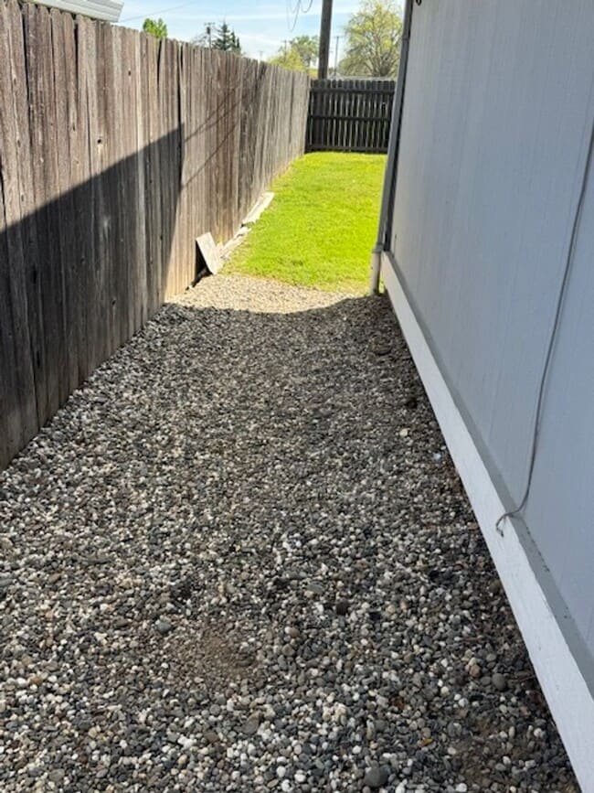 Building Photo - Nice and Clean 2 Bedroom 1 Bath Duplex in Orangevale