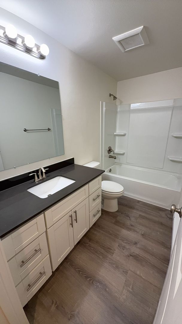 Building Photo - Cozy upgraded 2 bedroom duplex w/ attached 1 car garage in Lakewood available now!