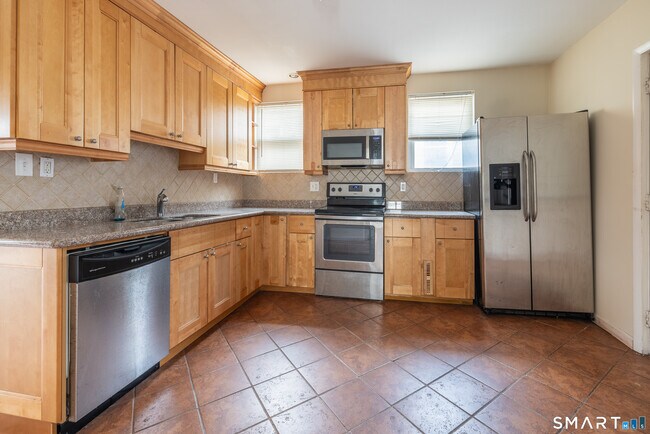 Building Photo - 727 Brewster St