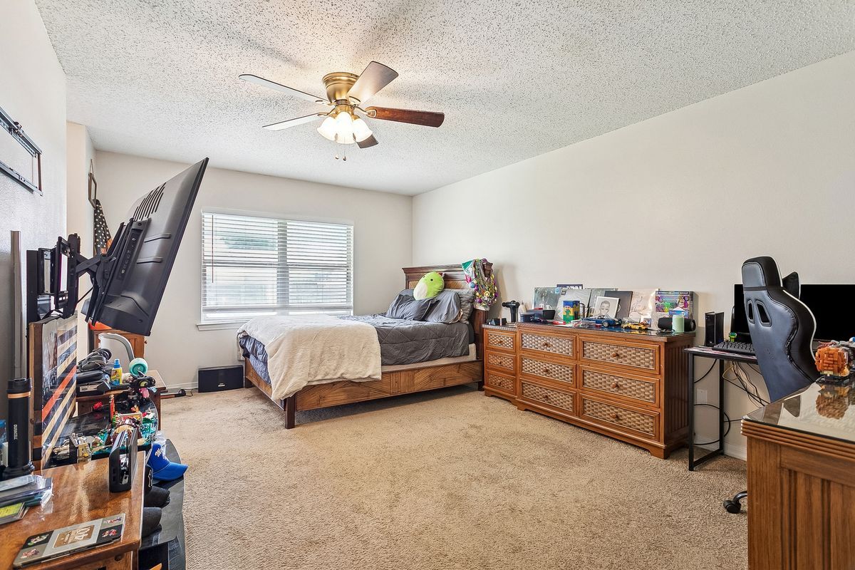 Building Photo - 3001 Meadow Lake Dr E