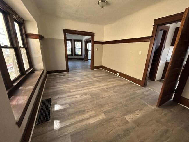 Building Photo - SECTION 8 and EDEN Accepted! Spacious with 6 Br!