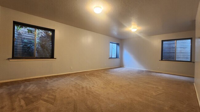 Building Photo - 1527 E Murray Holladay Rd