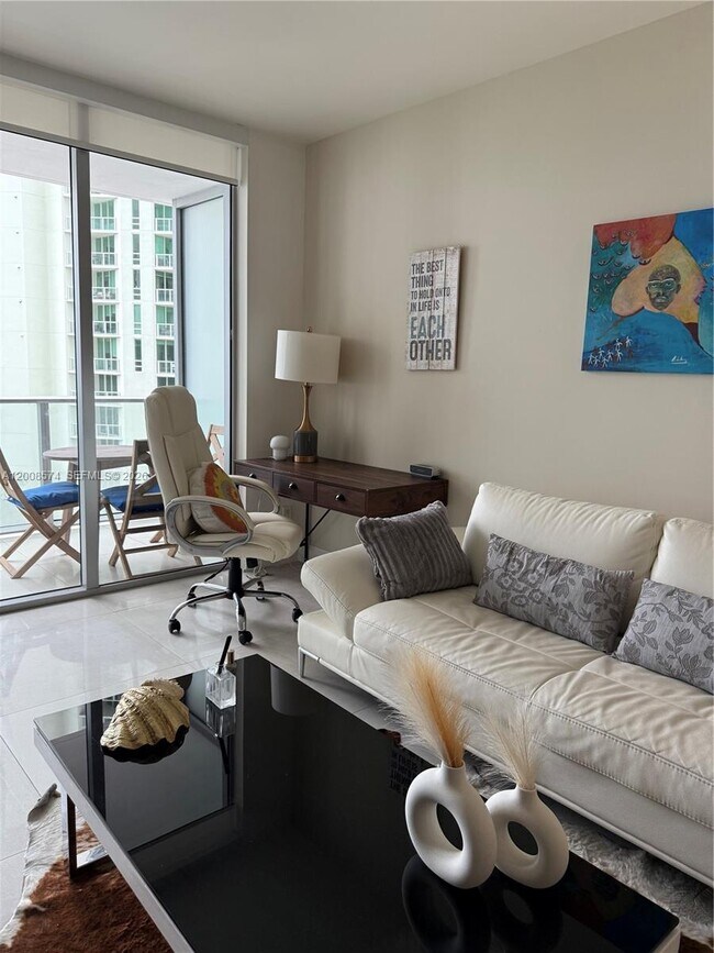Building Photo - 1300 Brickell Bay Dr