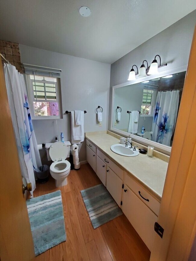 Building Photo - 3 bedroom/ 3 bath. Fully furnished ready f...