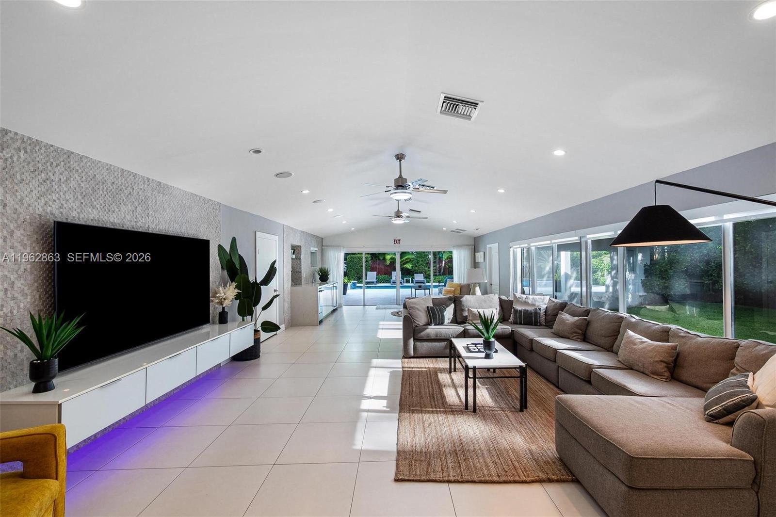 Building Photo - 1019 NE 115th St