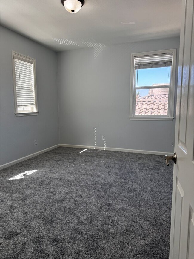 Building Photo - Spacious 4 bedroom near shopping and schools!