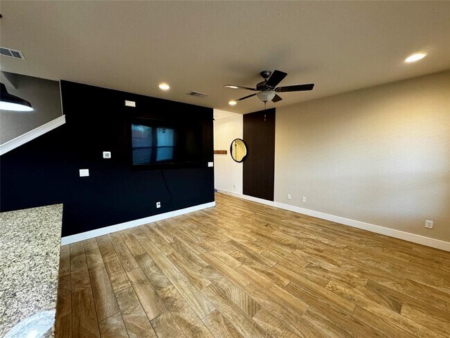 Building Photo - 315 Madison Oaks Ave