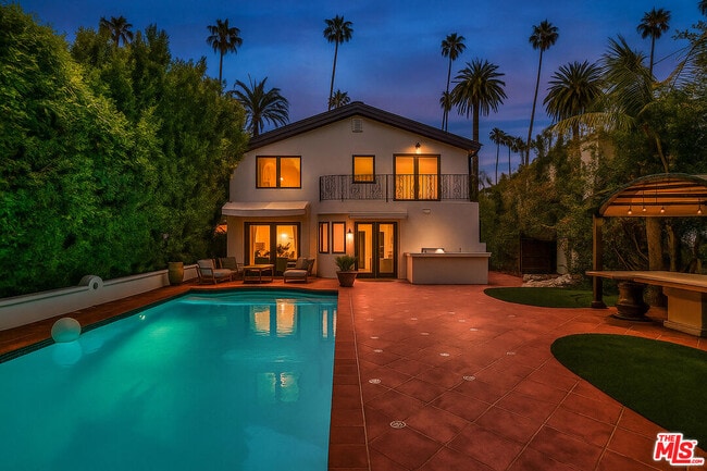 Building Photo - 209 N Doheny Dr