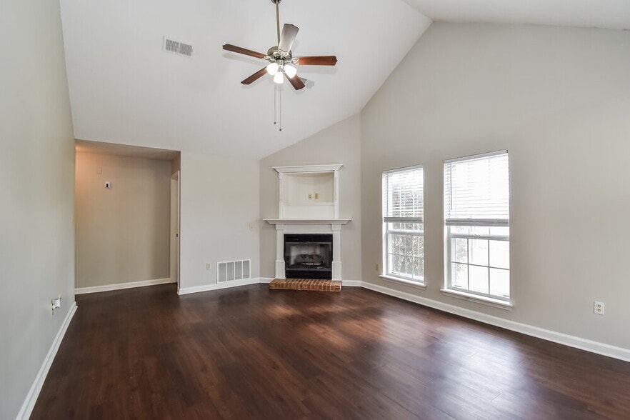 Building Photo - 200 Gaslight Cove