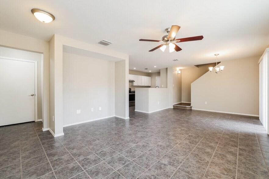 Building Photo - 2716 N Saramano Ln