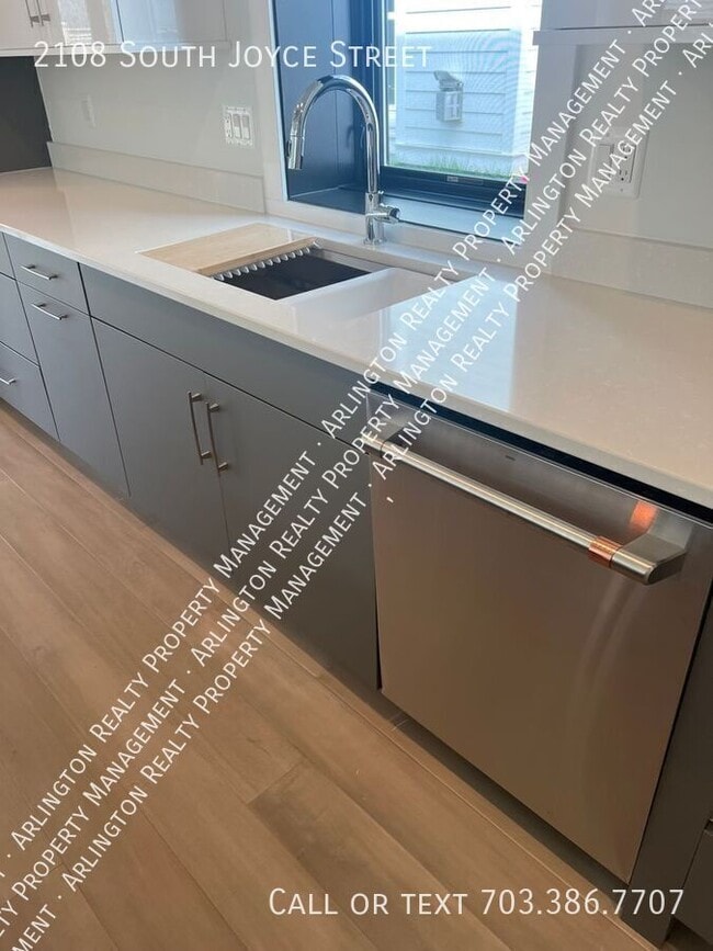 Building Photo - 2108 S Joyce St