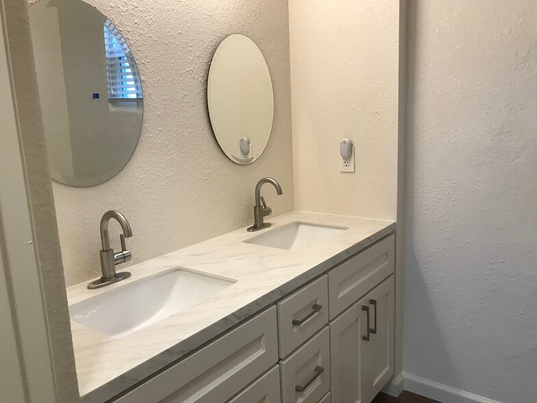 Downstairs bathroom - 507 Bay St