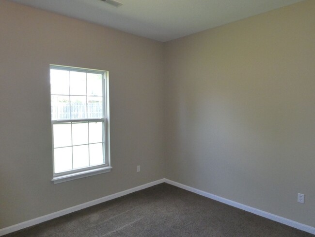 Building Photo - 3 bedroom, 2 bath house West Columbia off ...