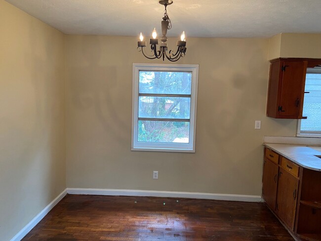 Building Photo - **ON HOLD**3 Bedroom / 1 Bathroom Home for...