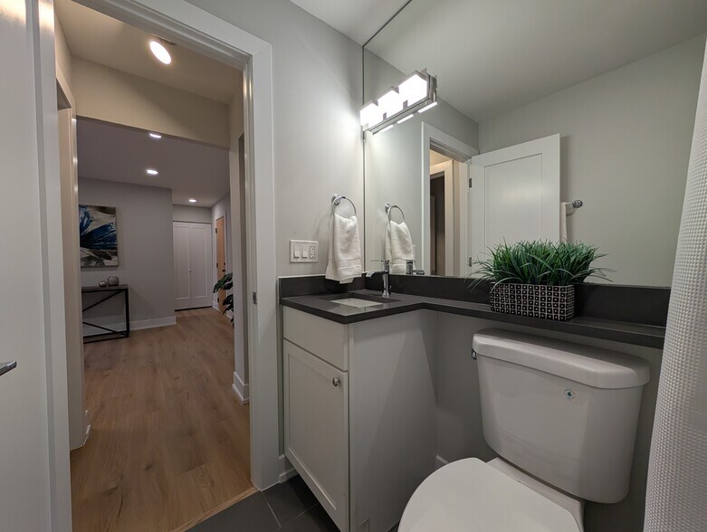 Building Photo - 531 W Aldine Ave