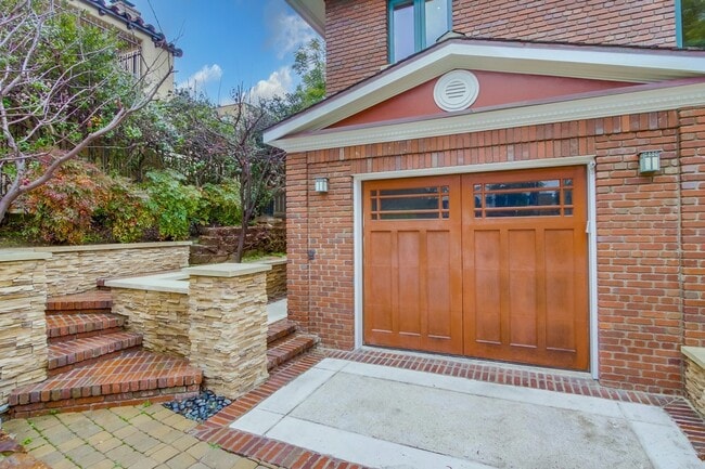 Building Photo - 2455 Presidio Dr
